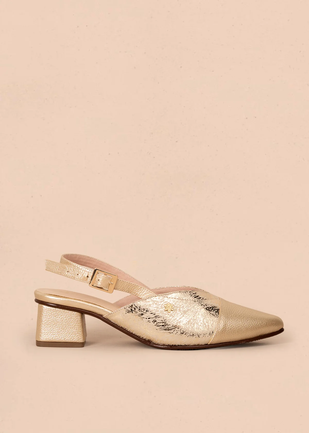 Tacones trabilla en cuero color dorado con folia 107003