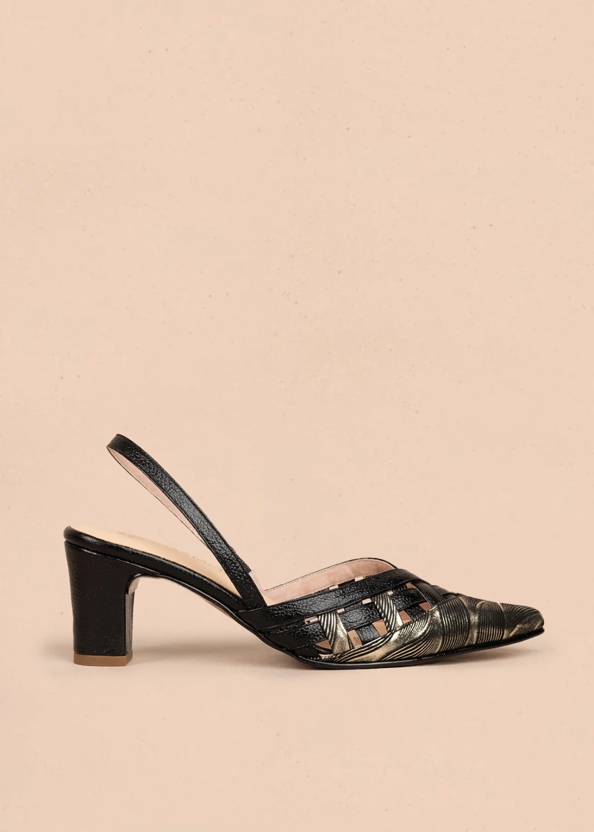 Tacones trabilla en cuero color negro con diseño entrelazado 107008