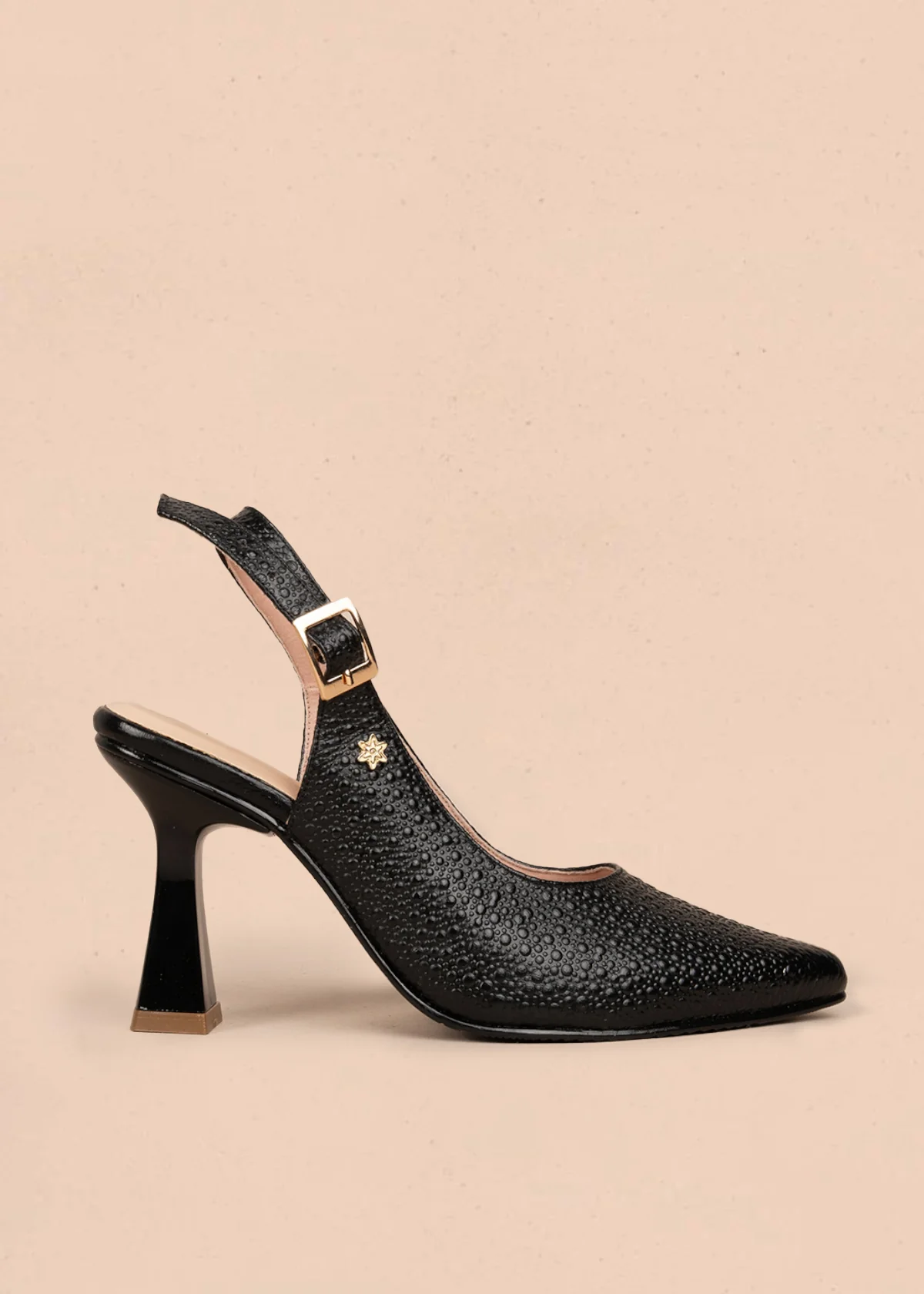 Tacones trabilla en cuero color negro con acabado texturizado 107010