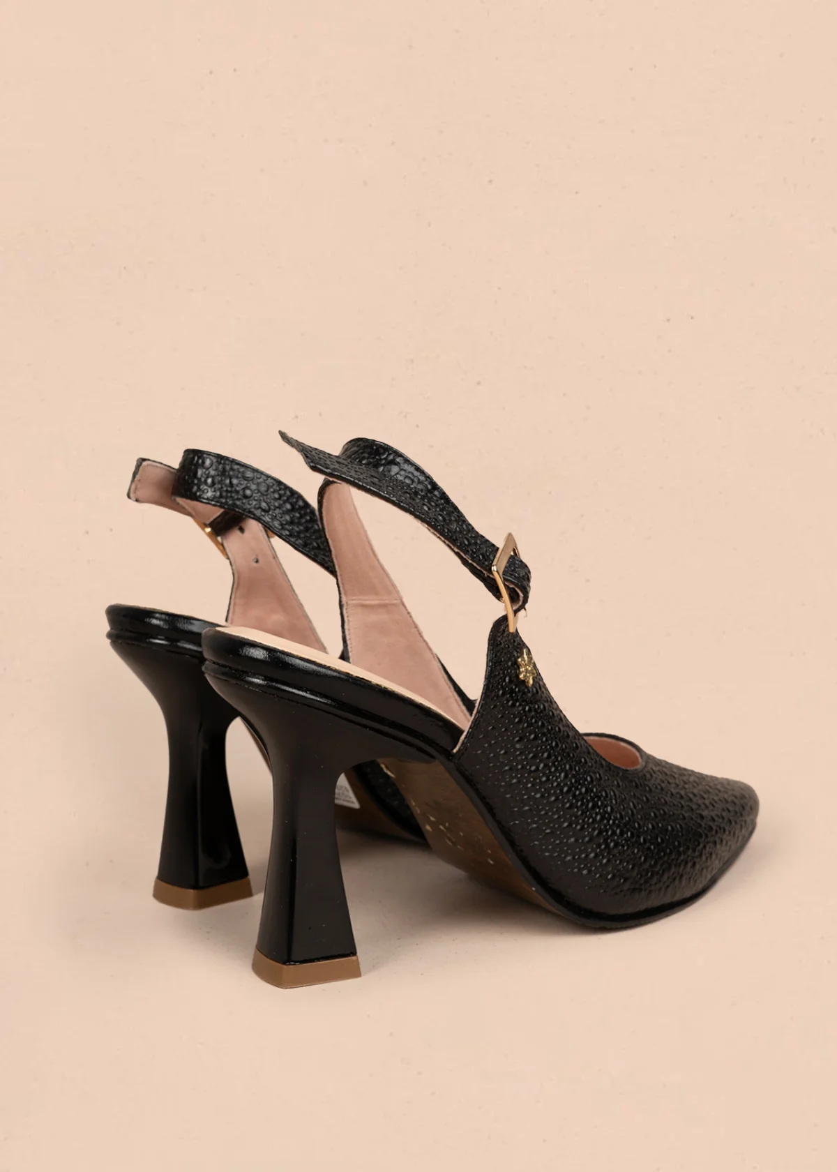 Tacones trabilla en cuero color negro con acabado texturizado 107010 - Image 4