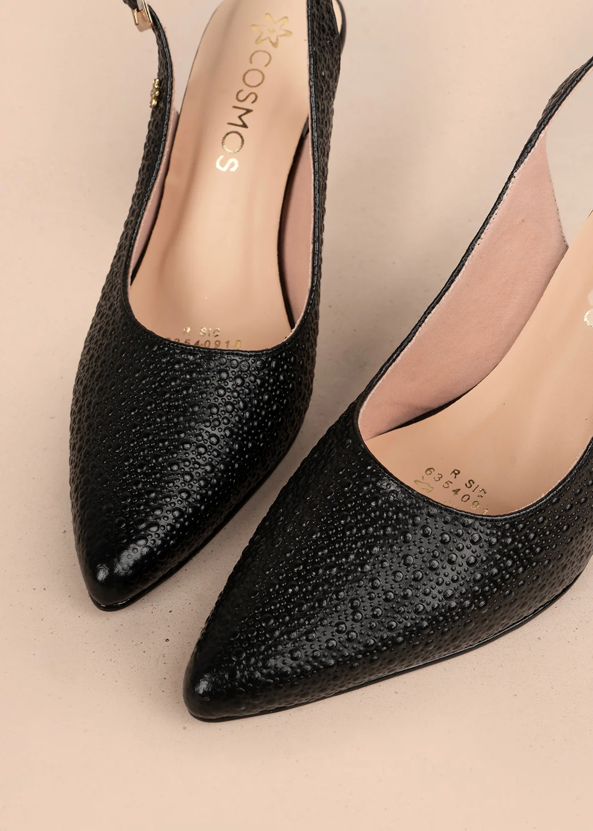 Tacones trabilla en cuero color negro con acabado texturizado 107010 - Image 6
