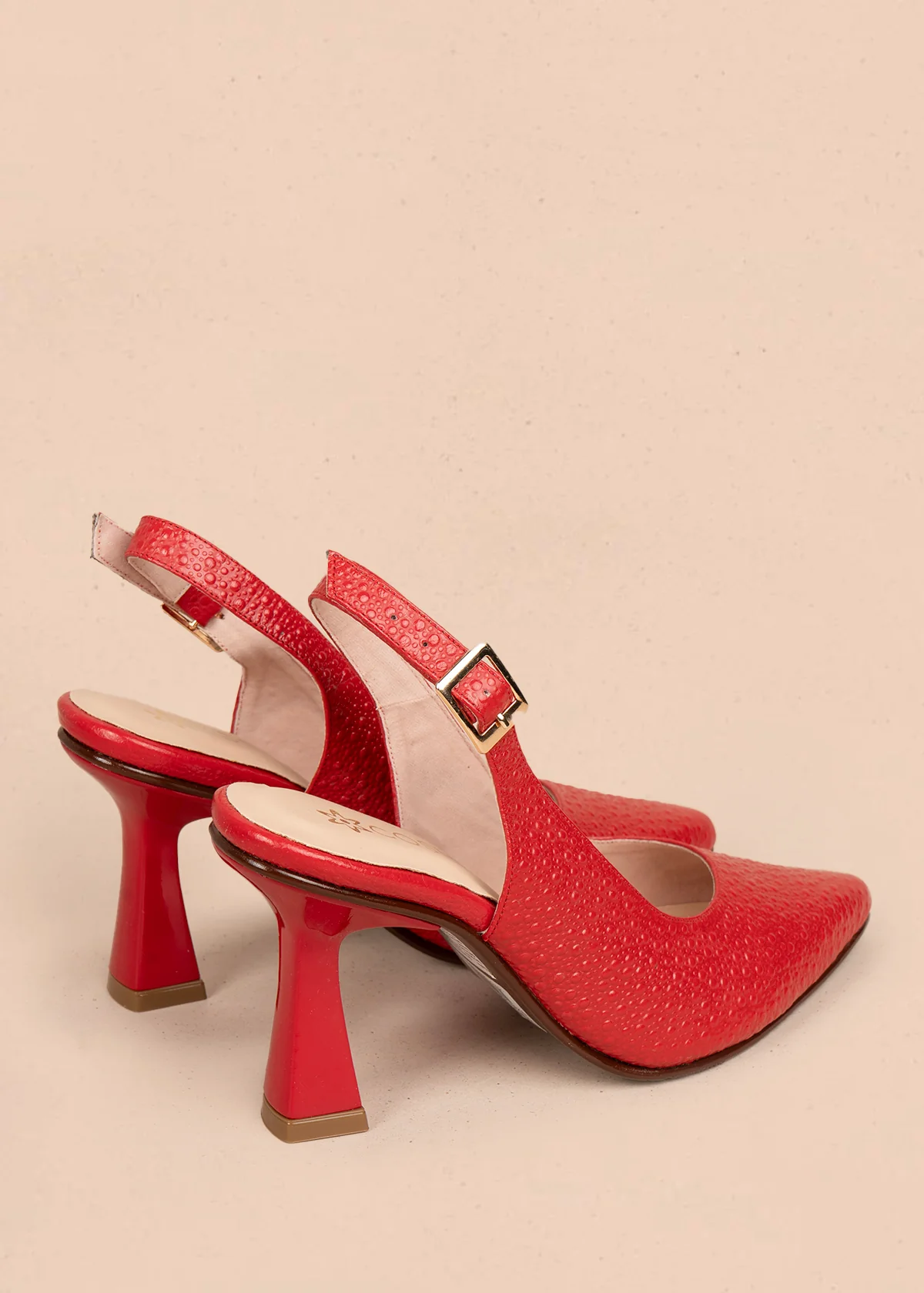 Tacones trabilla en cuero color rojo con acabado texturizado 107010 - Image 4