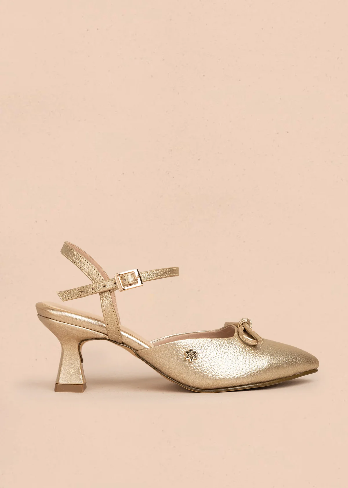 Tacones trabilla en cuero color champaña con moño 106087