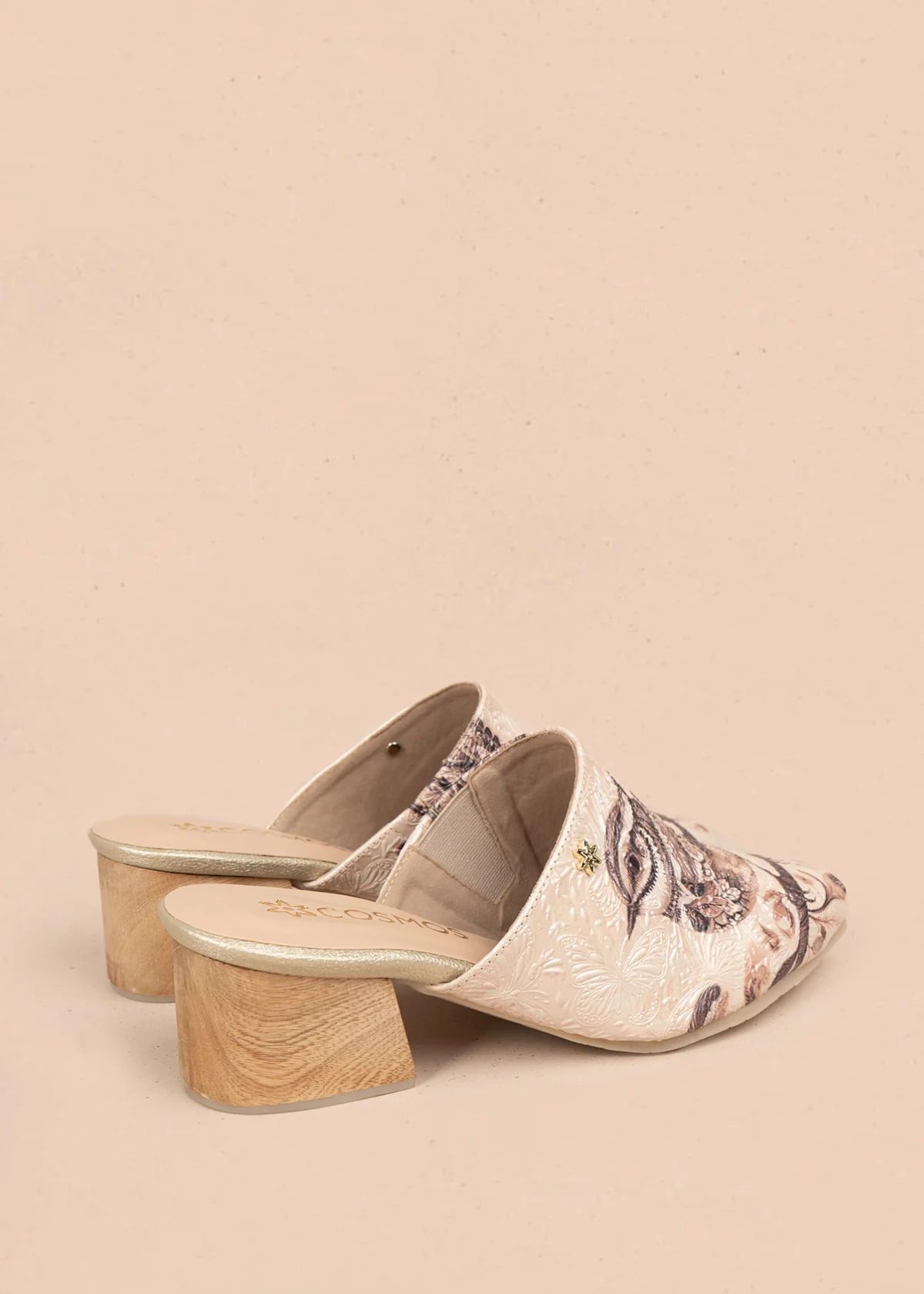 Zueco en cuero color beige con diseño de ave sobre fondo floral 105931 - Image 4