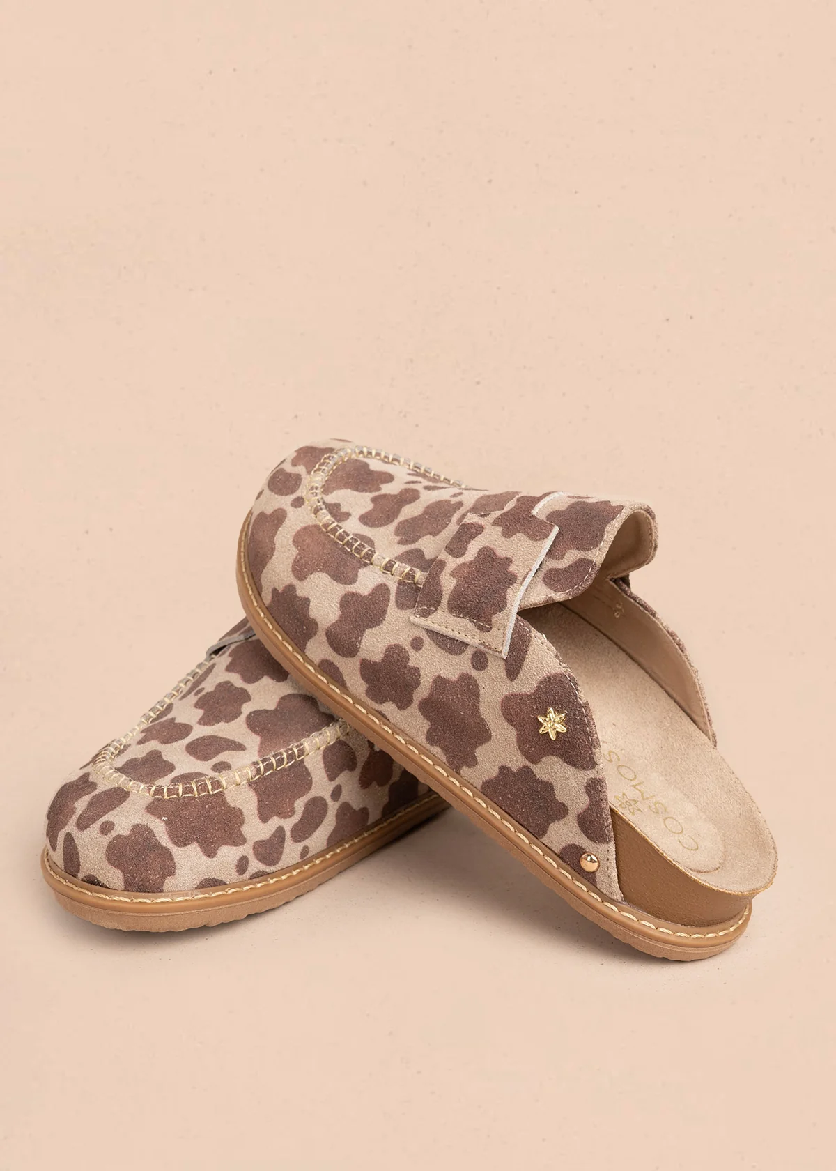 Zueco en cuero color café con estampado animal print  106998 - Image 3