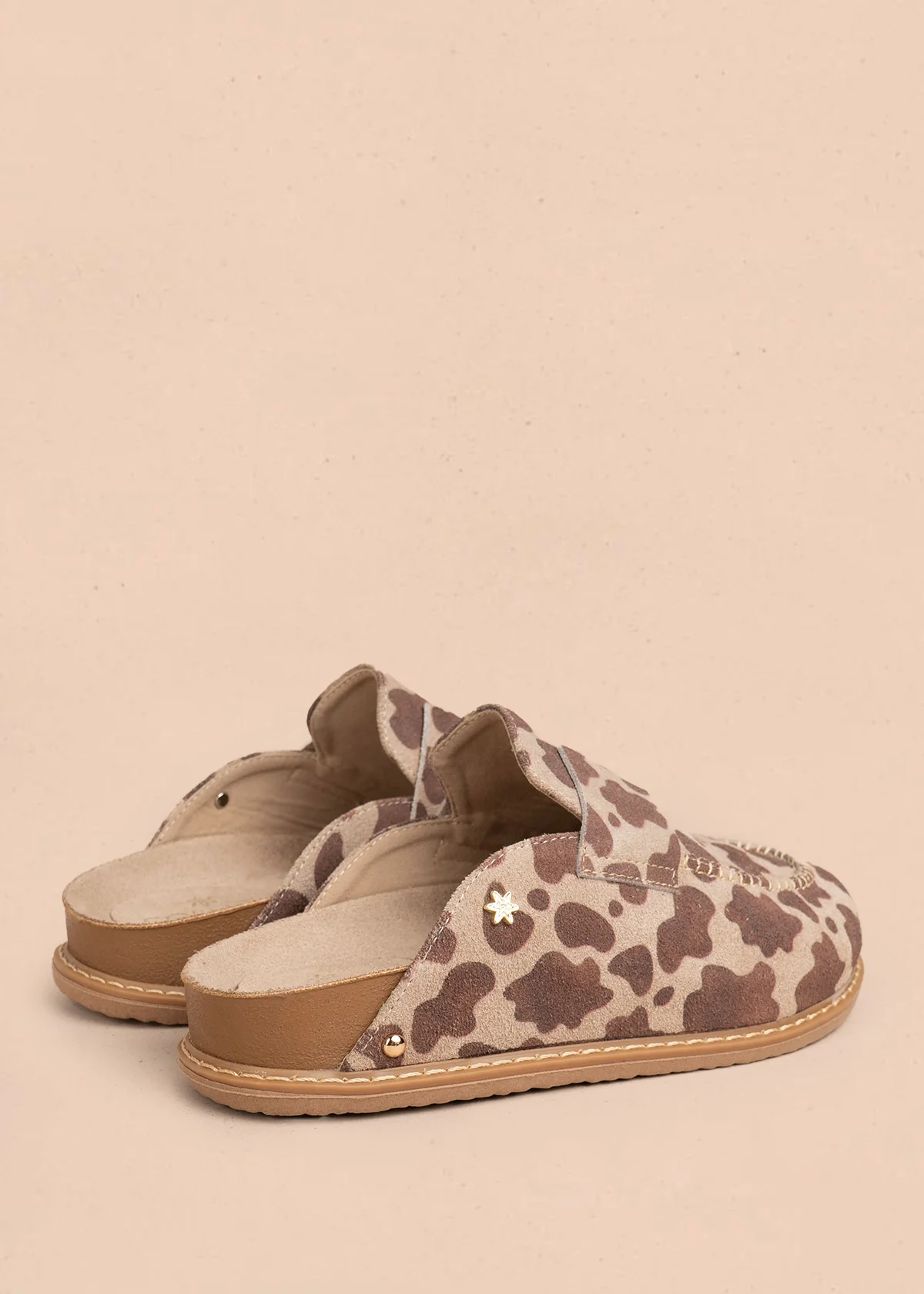 Zueco en cuero color café con estampado animal print  106998 - Image 5