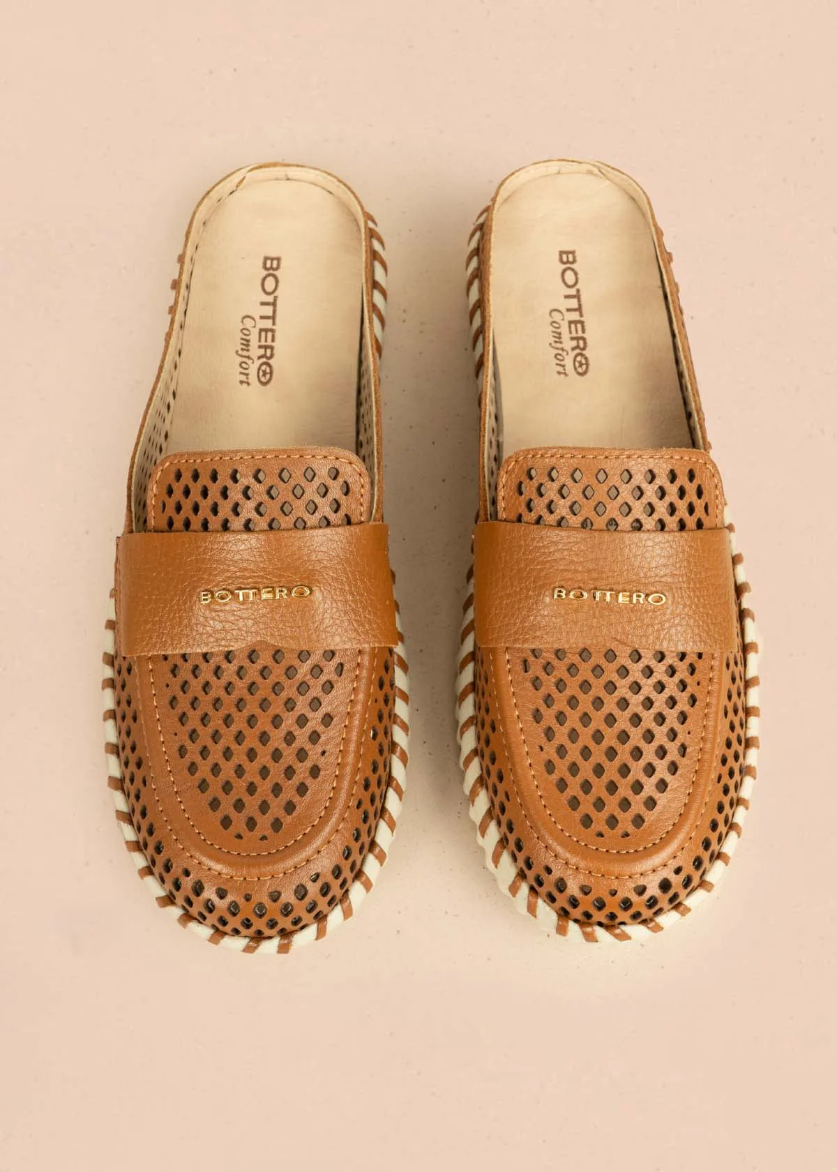 Zuecos en cuero color miel con perforaciones 105994 - Image 3