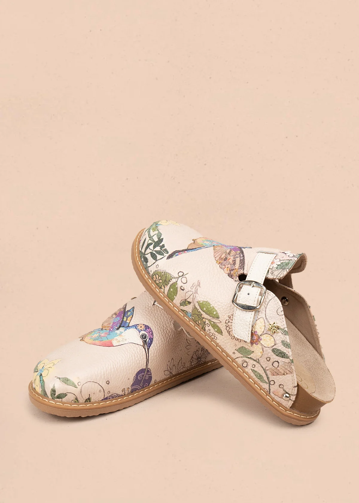Zueco en cuero color talco con estampado de colibrí 105935 - Image 3
