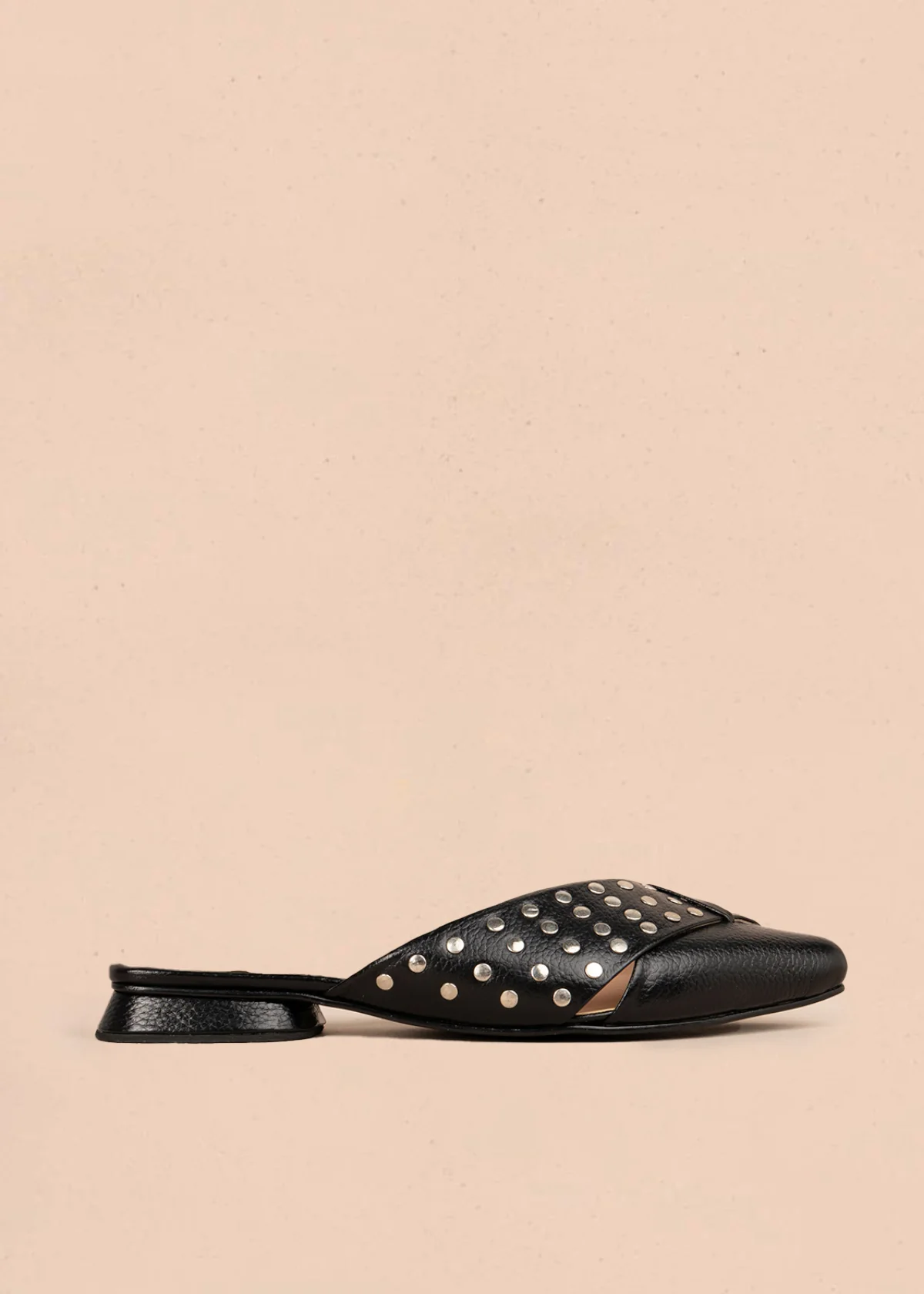 Zuecos en cuero color negro con taches 106151