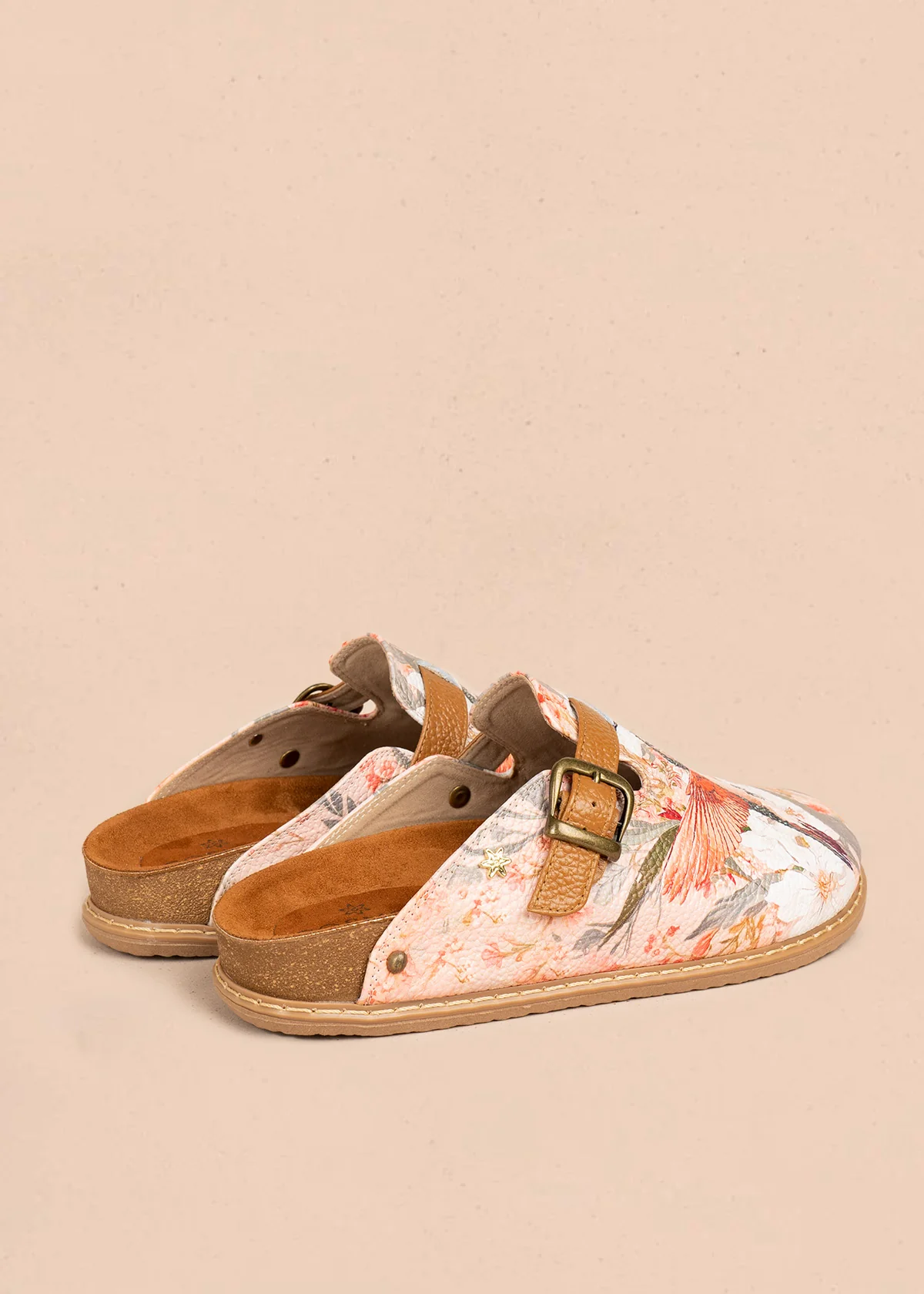 Zuecos de cuero color talco con estampado de colibrí 106619 - Image 4